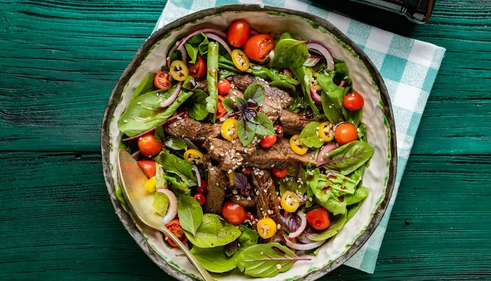 ETLİ SALATA - DİLİMLİ ET PARÇALARI İLE